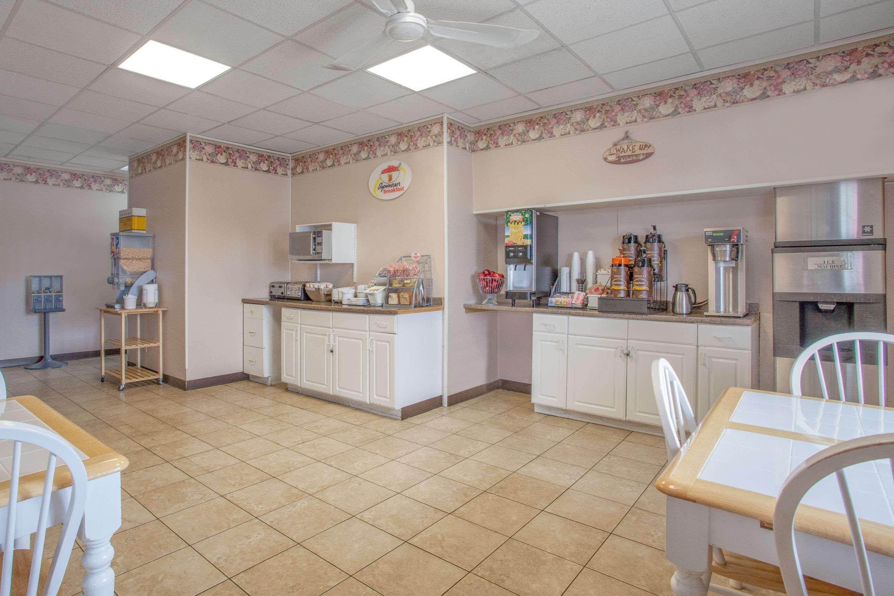 Motel Super 8 By Wyndham North 2*